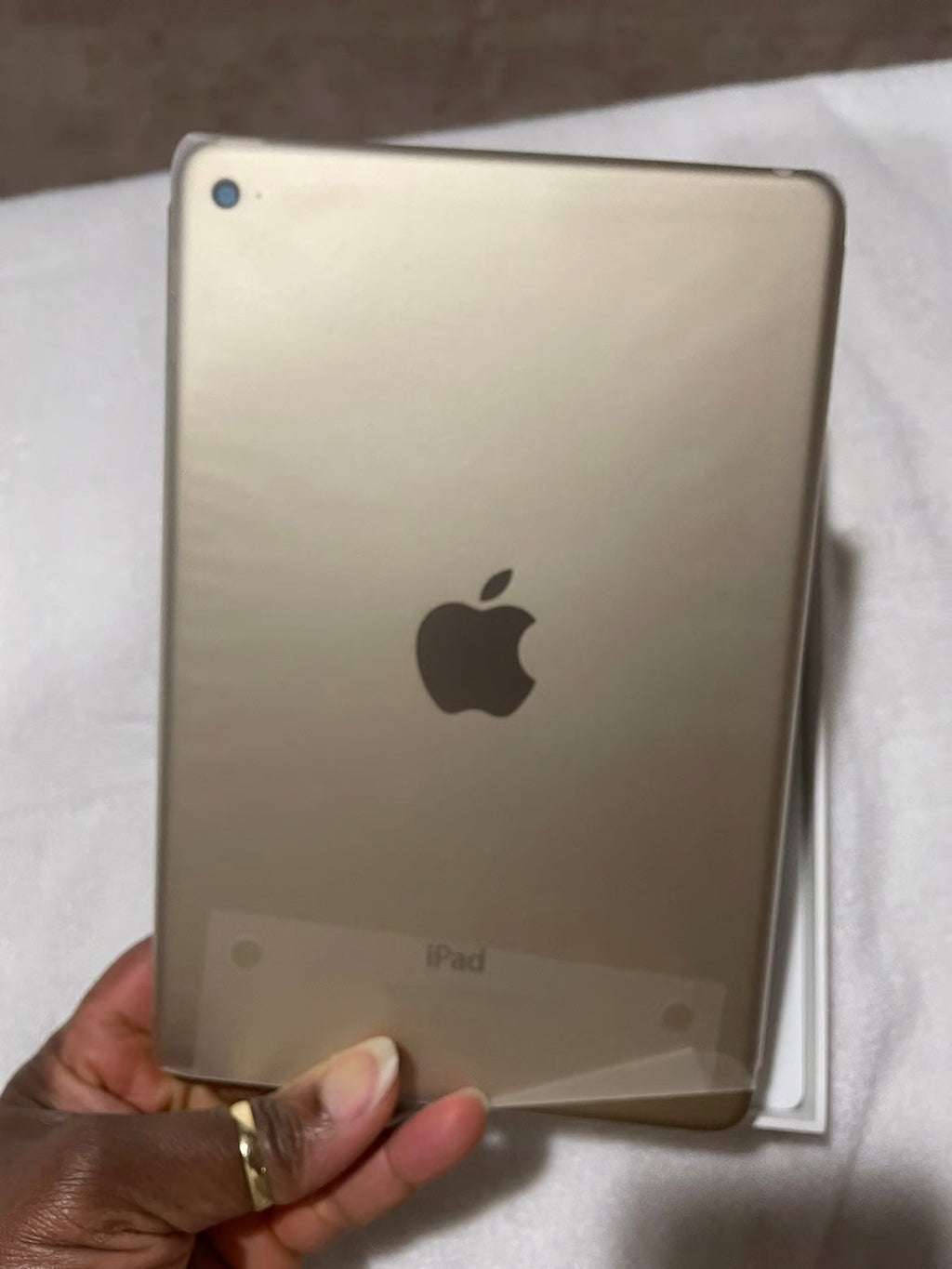 Apple iPad Mini 4th Generation 64 GB in Gold 6P77