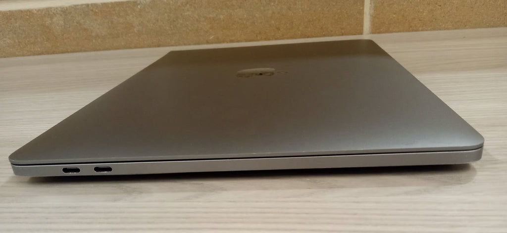 MacBook pro 2020 m1 chip 256gb SSD 8gb ram 6F18