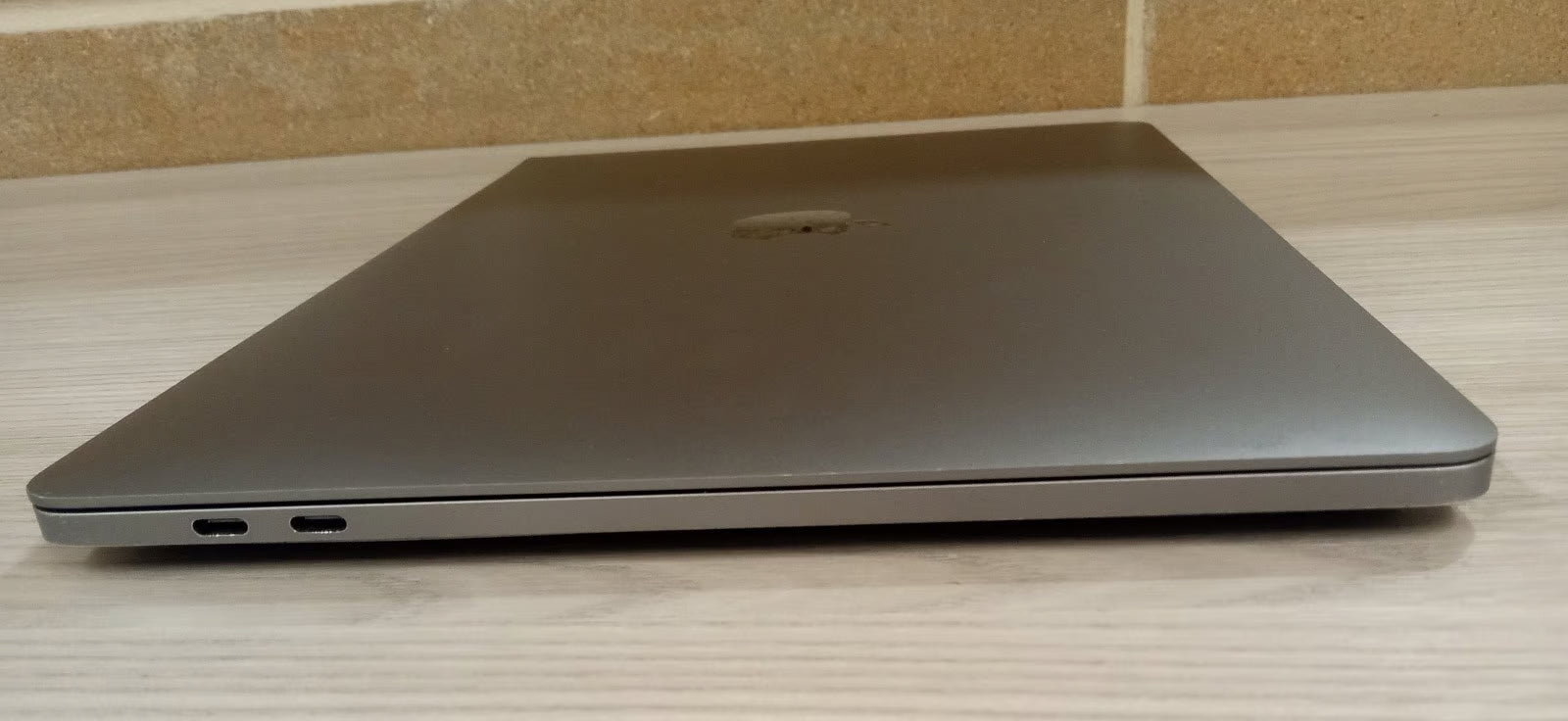 MacBook pro 2020 m1 chip 256gb SSD 8gb ram 6F18