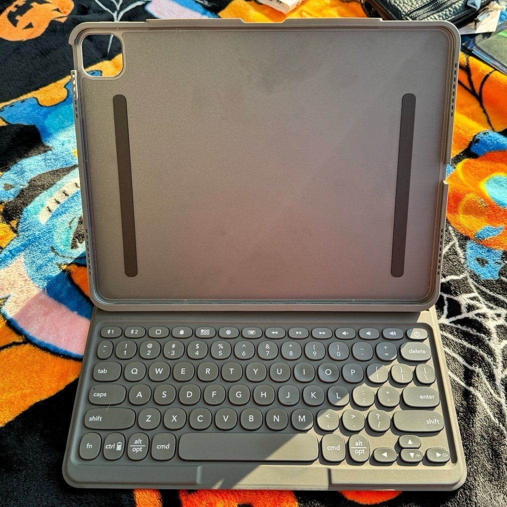 iPad Pro 5th Gen 12.9 1tb Cellular Unlocked! + Apple Pencil and Keyboard Case! 3R26