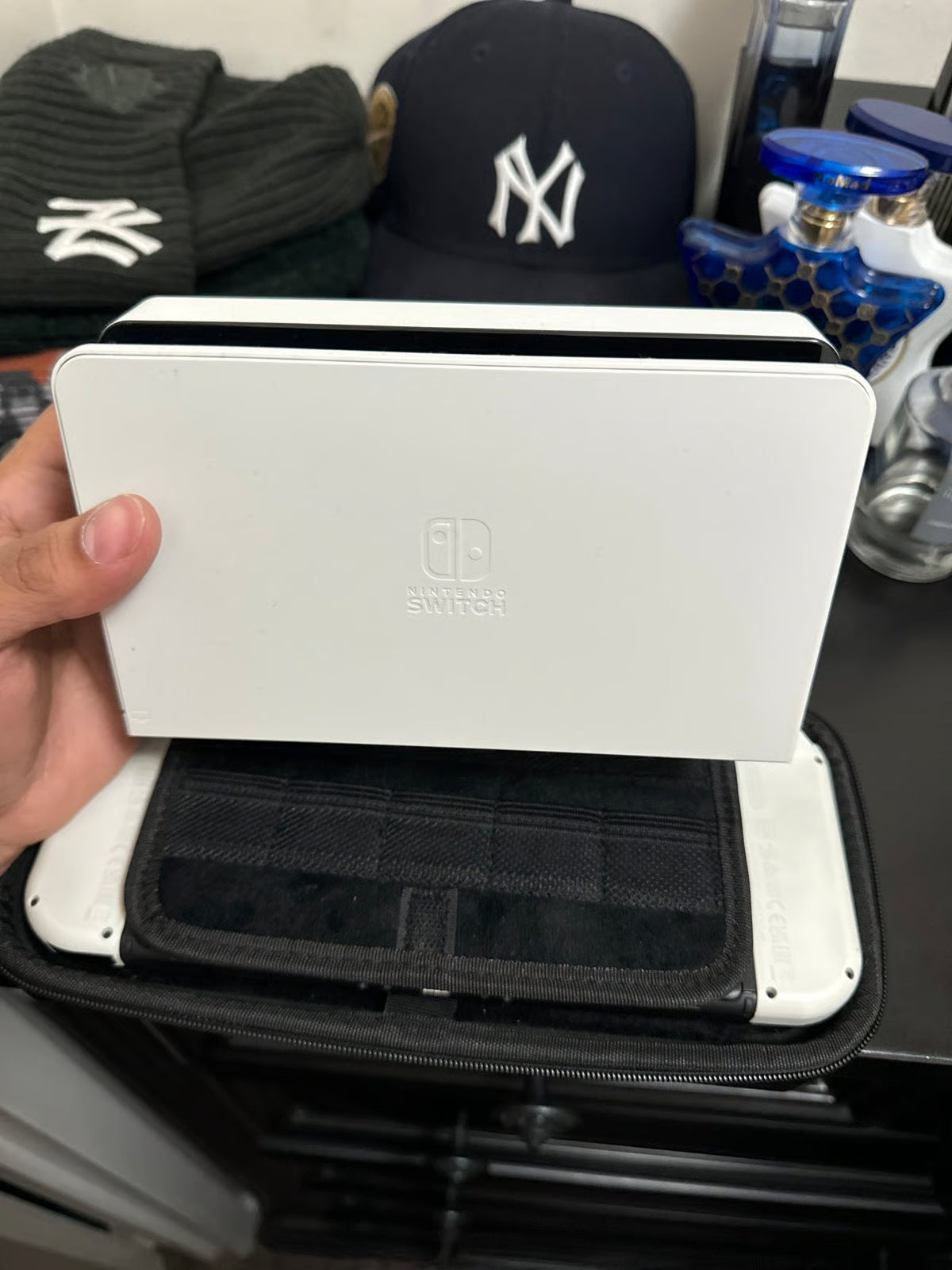 Nintendo Switch OLED with Pok茅mon scarlet 6T81