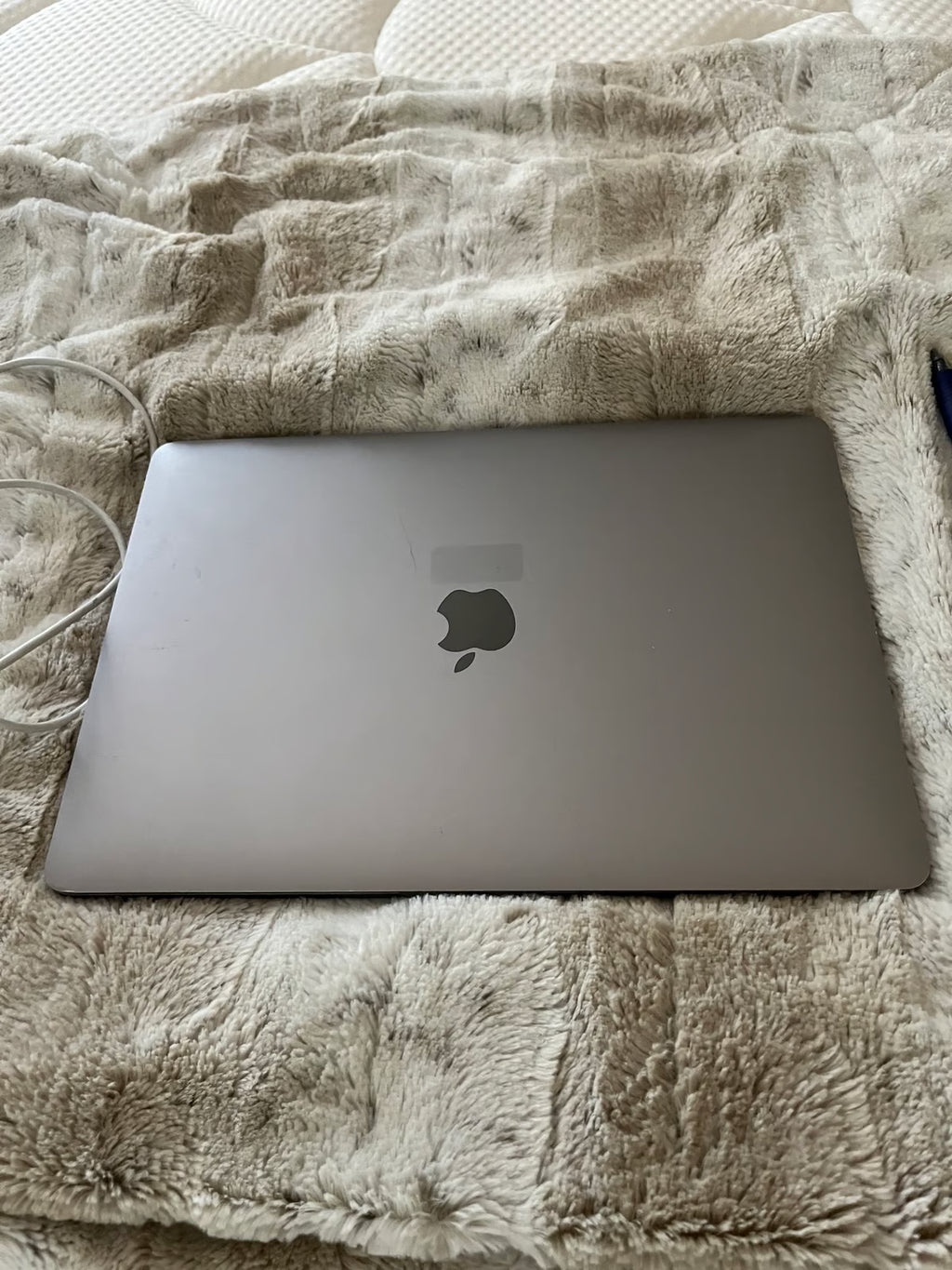 MacBook Pro 2020 13鈥?M1 w 8 G Memory* Charger included 6P37