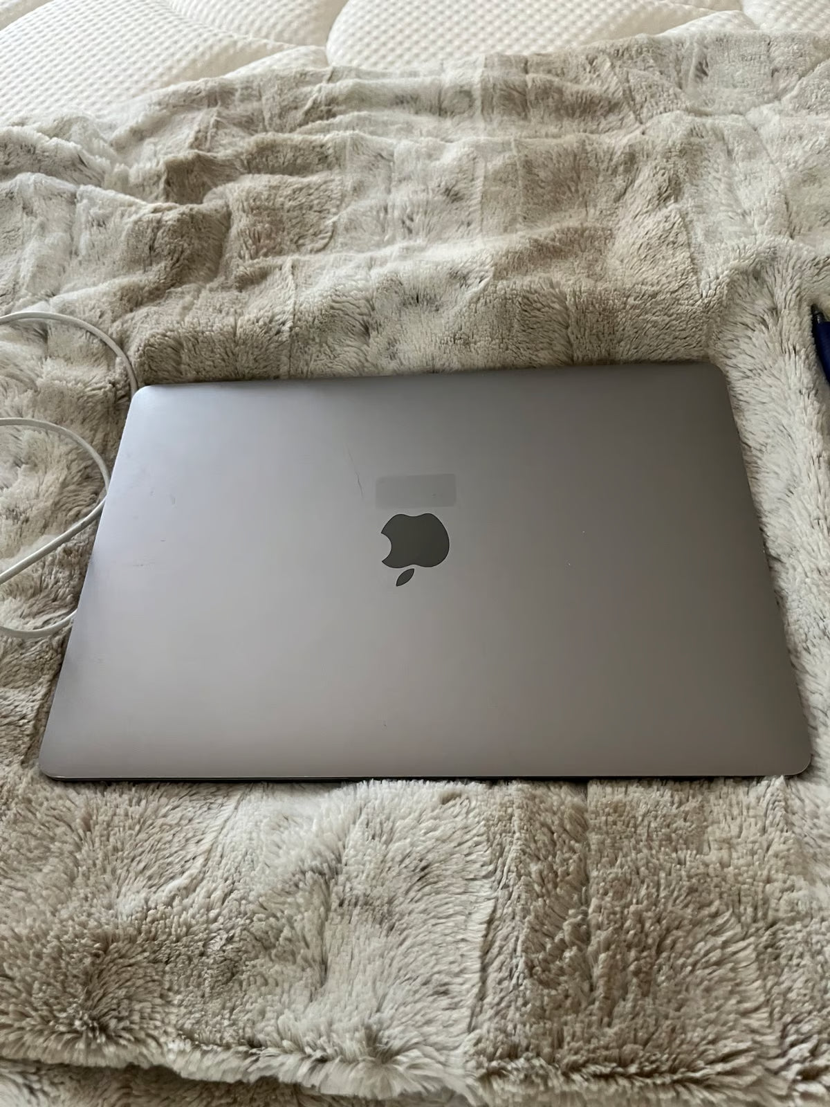 MacBook Pro 2020 13鈥?M1 w 8 G Memory* Charger included 6P37