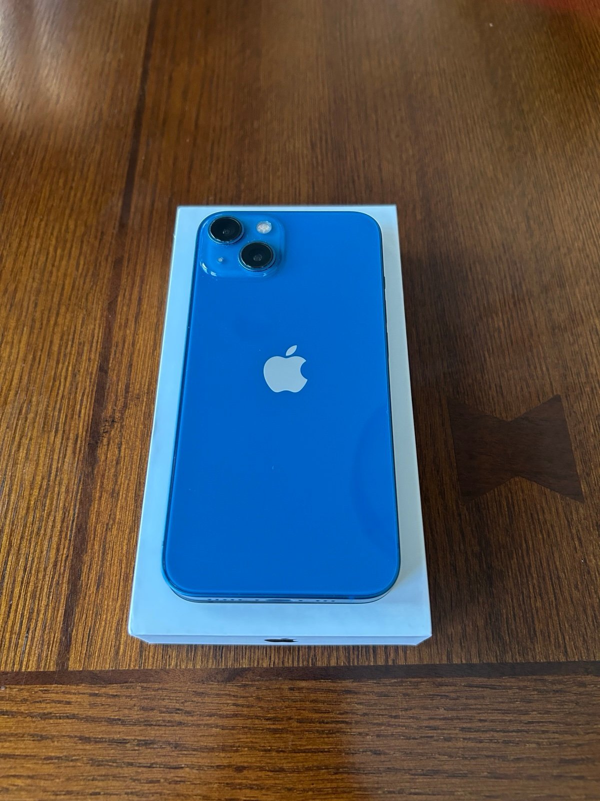 iphone 13 unlocked 128 GB + box and new charger 9Z23