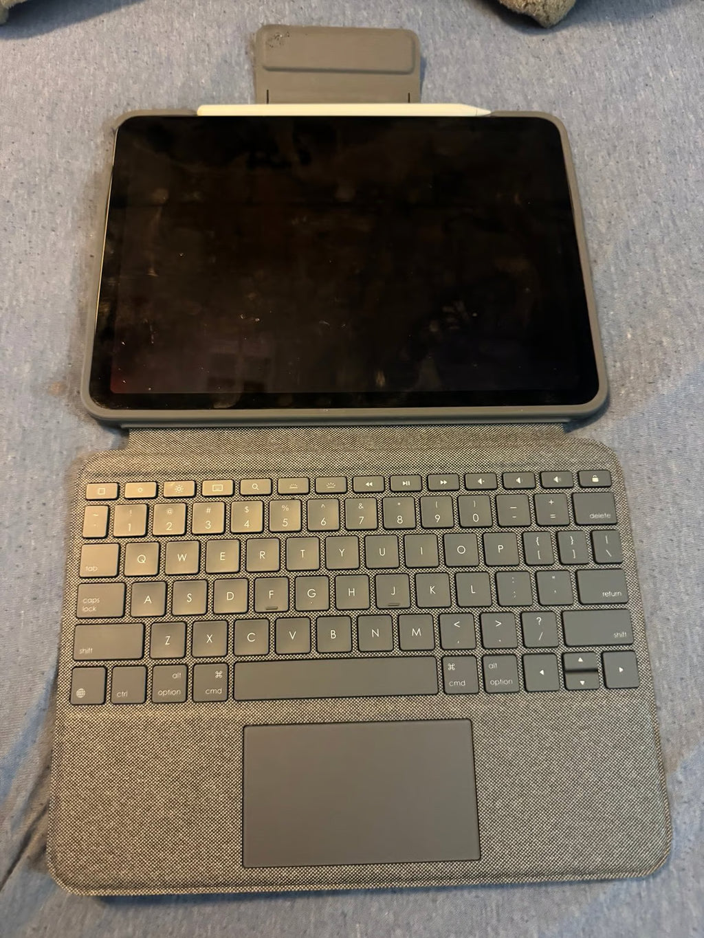 ipad air 4th gen + pen +  keyboard case 8P32