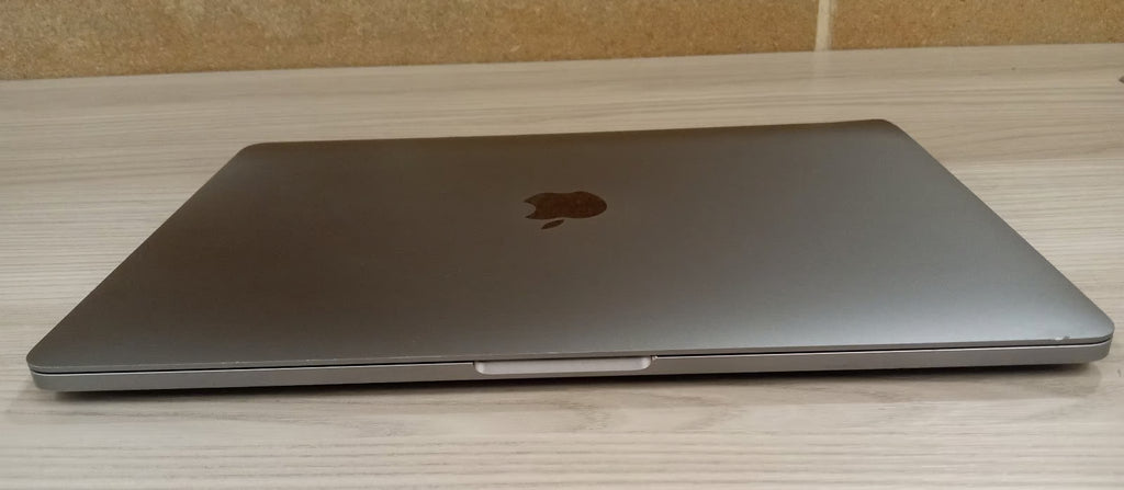 MacBook pro 2020 m1 chip 256gb SSD 8gb ram 6F18