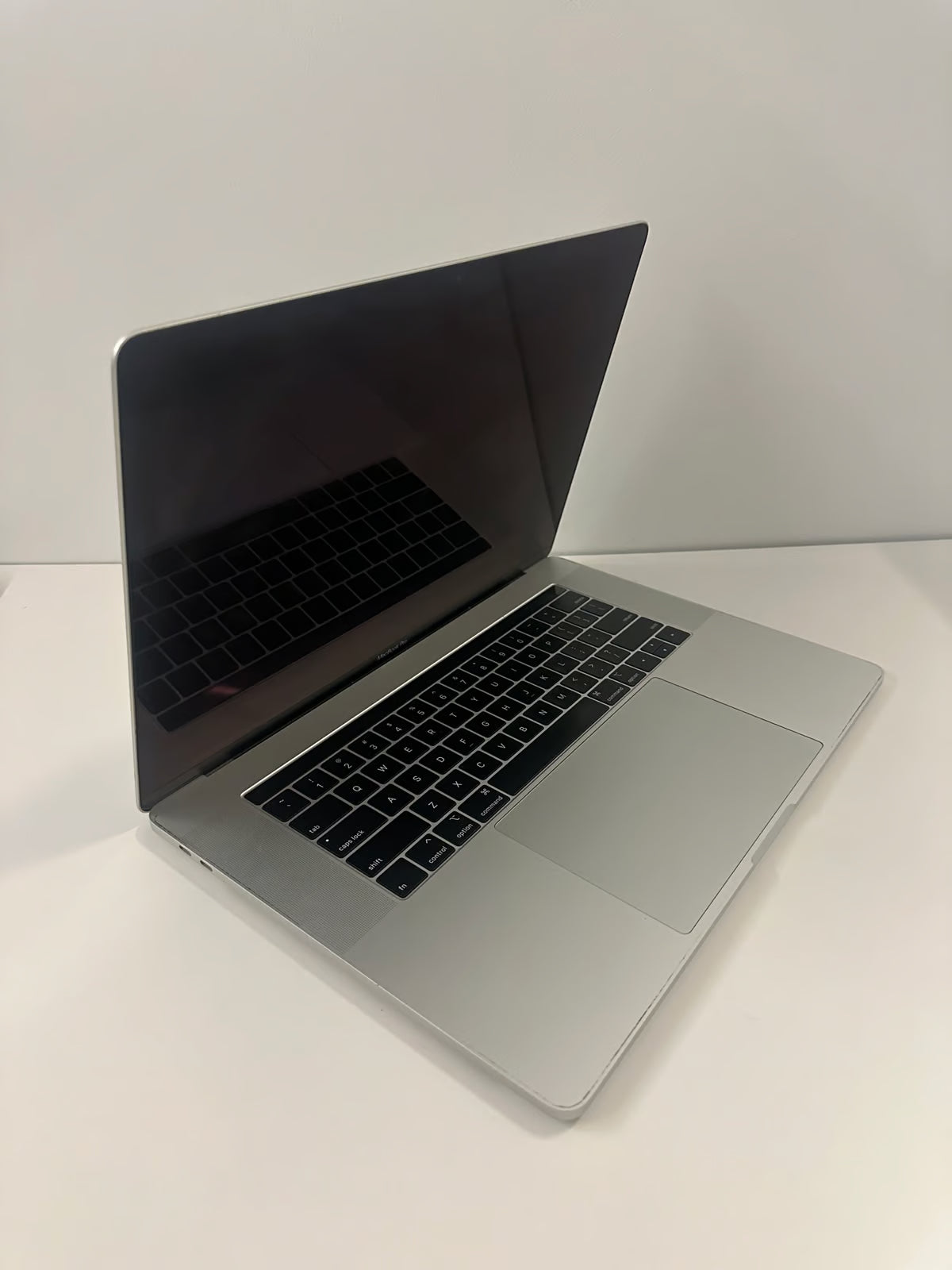 Macbook Pro 2019 15 inch 32gb RAM 2TB SSD 6N23