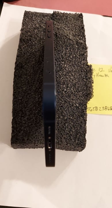 iphone 12 64 gb Blue Locked to Verizon Near Mint condition Battery health 100% 5V21