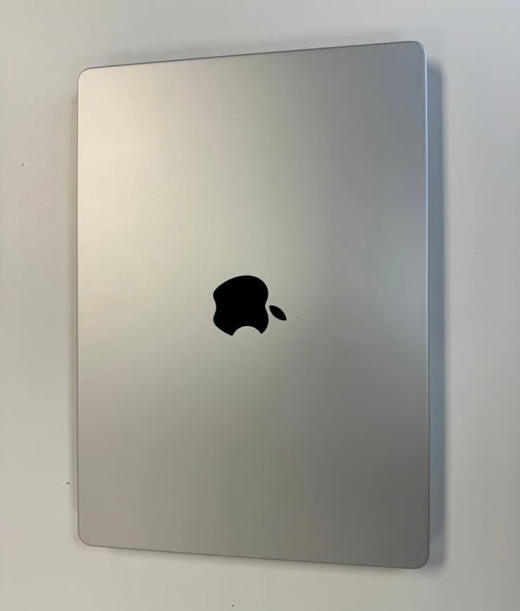 NEW Macbook Pro 16 inch + Apple care 2025 9H39