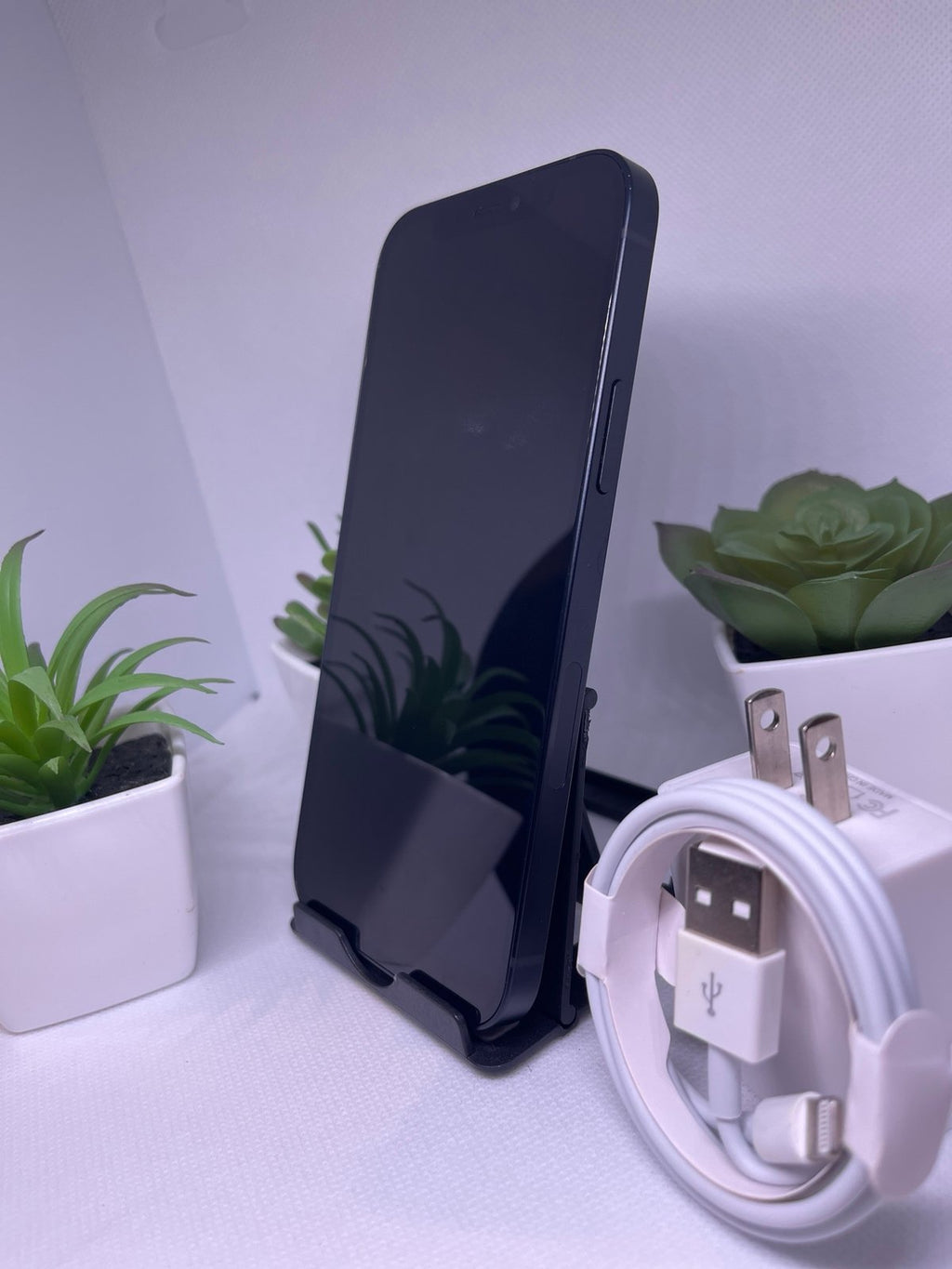 Apple iPhone 12 64 GB in Black Unlocked Mint Condition Any Carrier Any Country 2E59