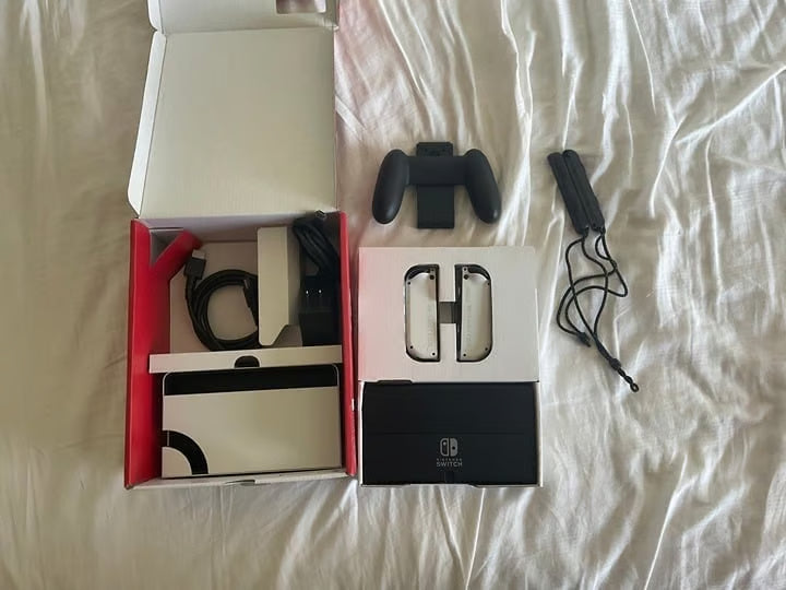 Nintendo Switch OLED - 64GB - White 5W32