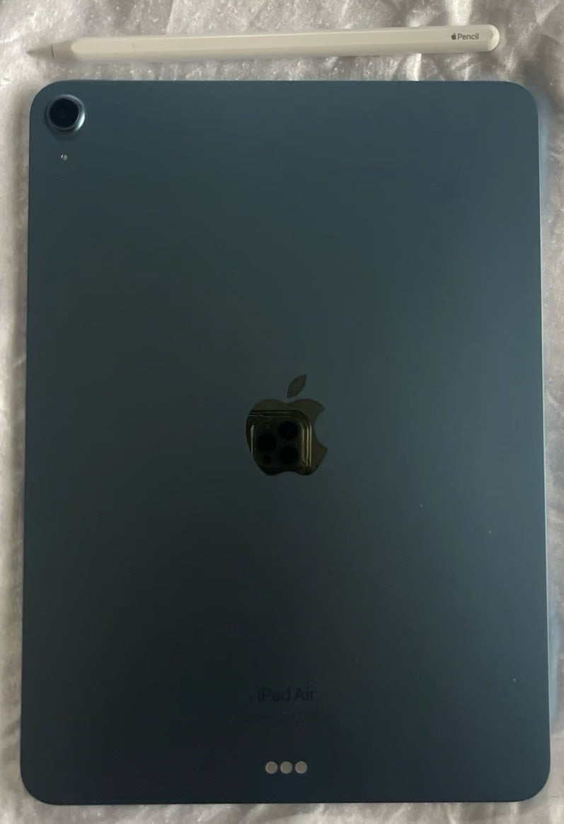 Apple iPad Air 5th Generation 64 GB in Blue 7O26