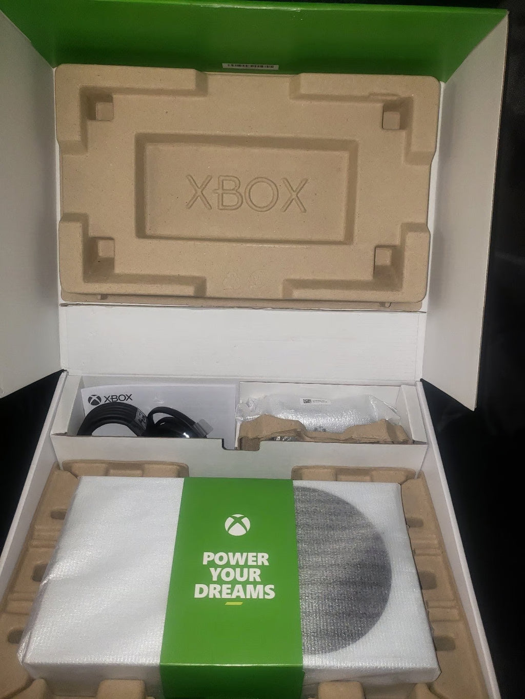 Xbox Series S Bundle extra controller and 2 Rocket Fish Rechargeable Batteries 5E77