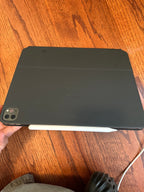 iPad Pro 12.9 6th Gen WiFi + Cellular 128GB Bundle 9U39