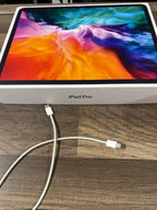 Apple iPad Pro 12.9inch 4th Generation 256 GB w/ Mag Case | Wi-Fi Only 3A73