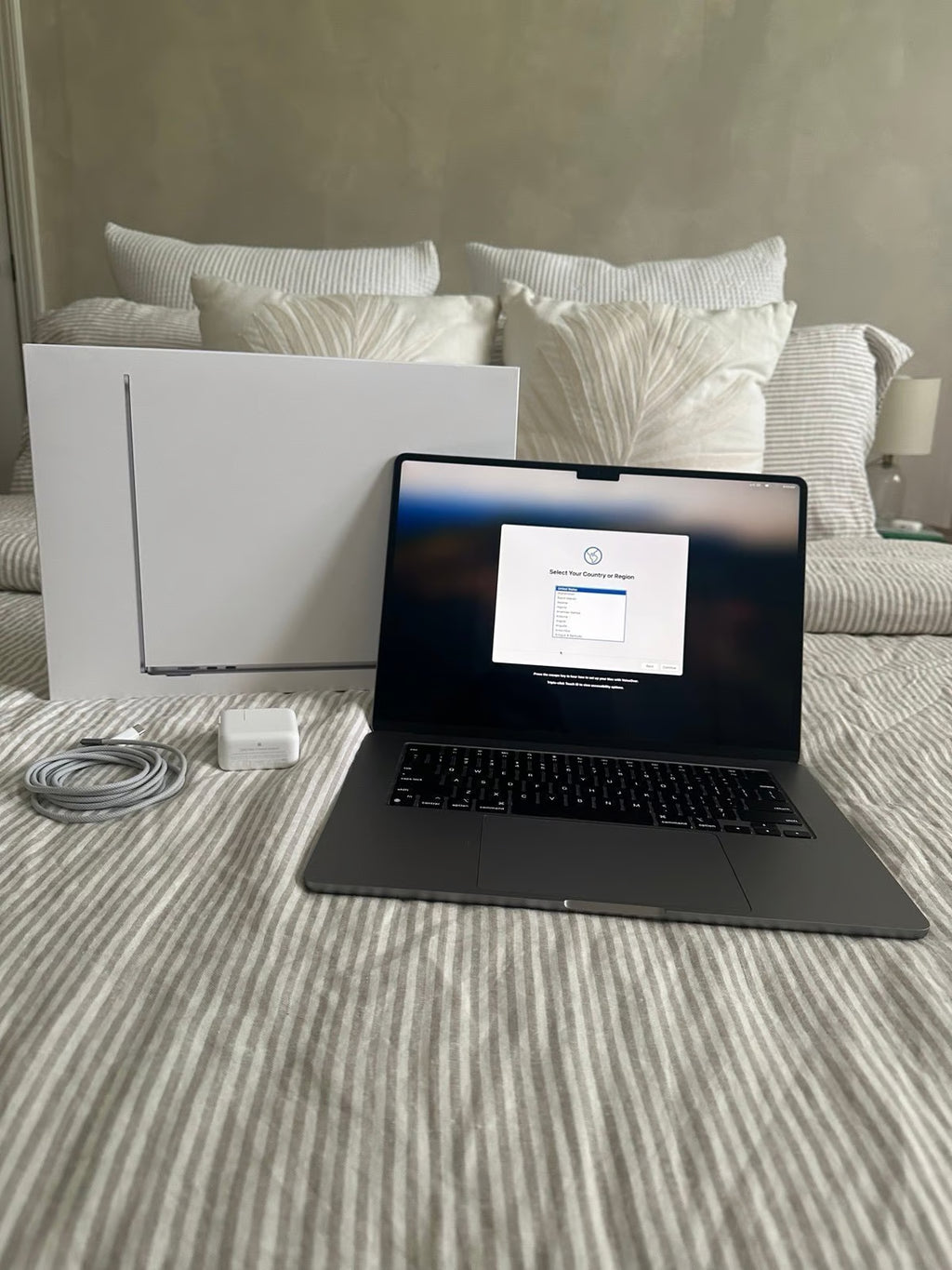 Apple Macbook Air 2023 15in.  M2  256GB SSD 8GB Memory 5G53