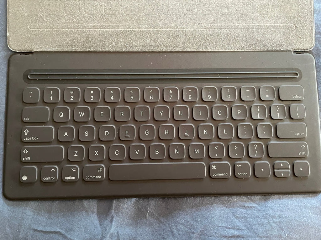 WIFI ONLY 1st Gen iPad Pro 12.9�?Screen 128GB Gold + 1st Gen Pencil + More! 7D66