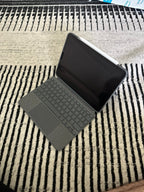 Apple iPad Pro 11 inch 4th Generation 128 GB M2 Chip w Acessories 2E88