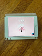 Apple iPad Mini 5th Generation 64 GB in Silver with Apple Pencil 9J36