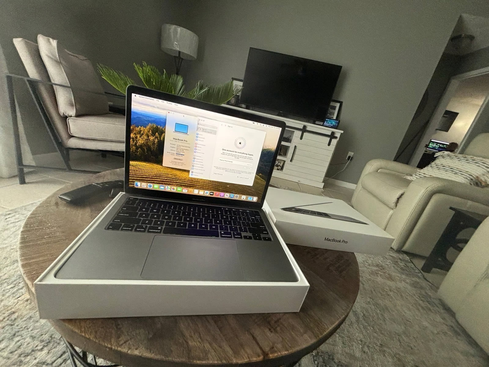 MacBook Pro 2020 open box 1S63