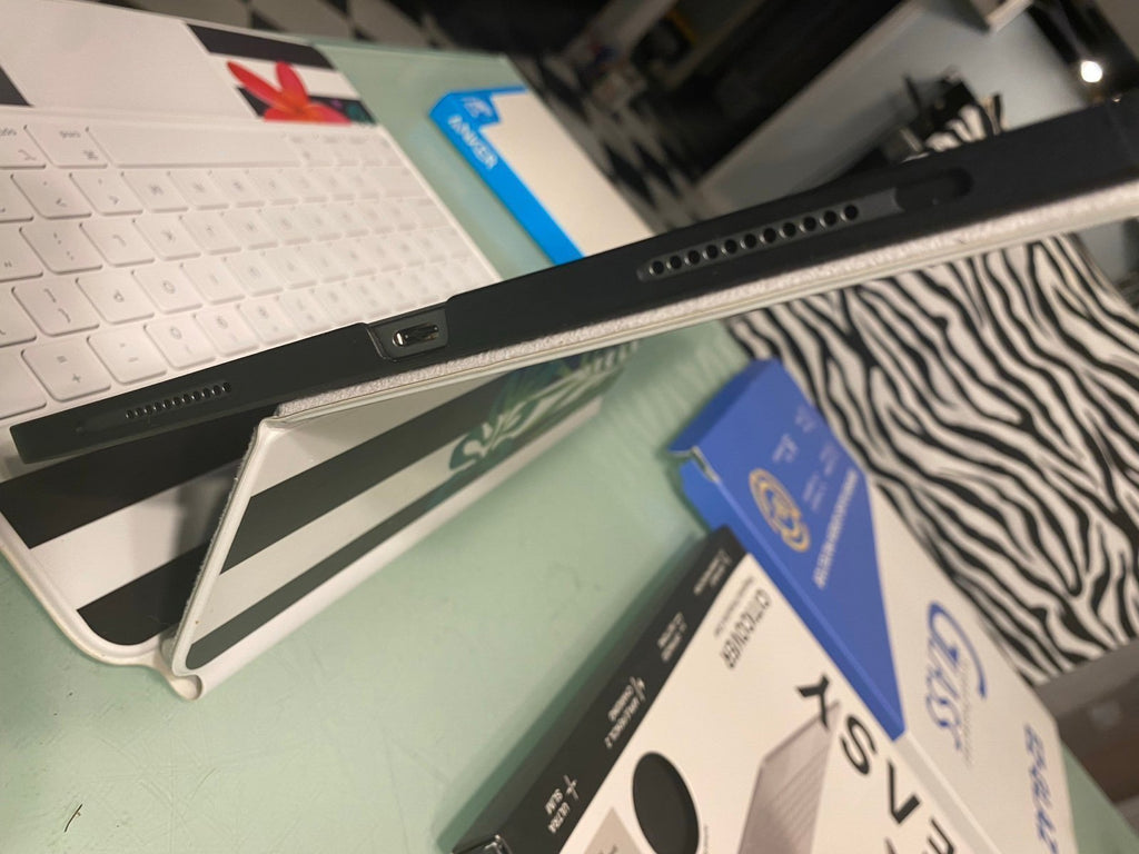 Apple iPad Pro 5th Generation 128 GB 12.9�?5G & bundled with extras 7Q21