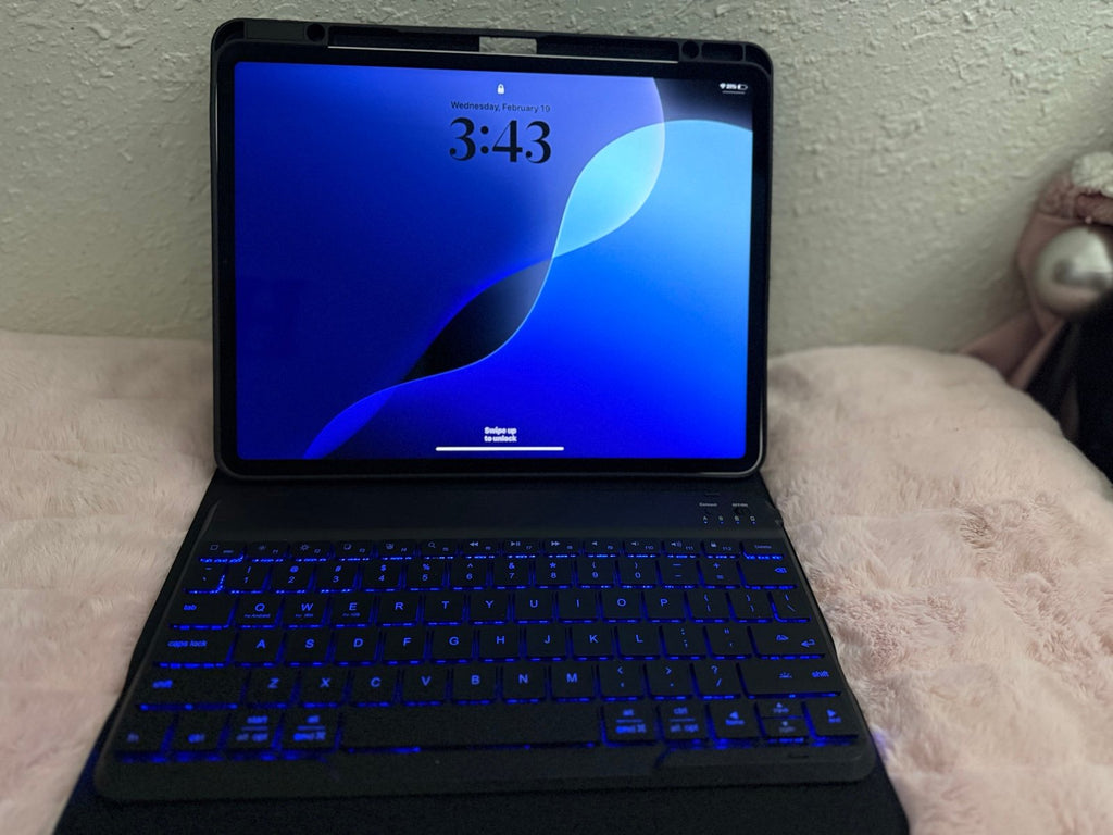 iPad Pro 12.9�?(6th Gen) - Great Condition + Keyboard 6M66