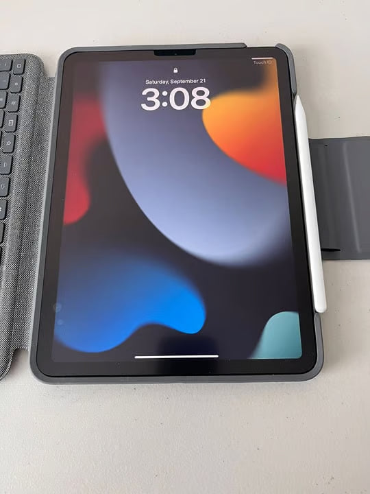 iPad Air 4th Gen with Magic Keyboard & Apple Pencil 2N82