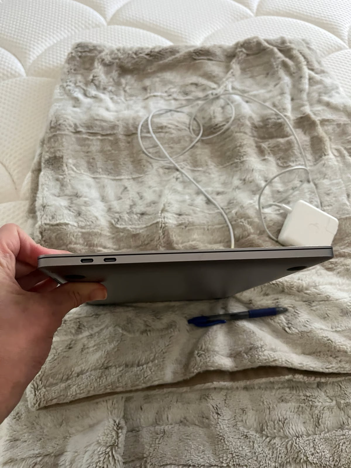 MacBook Pro 2020 13鈥?M1 w 8 G Memory* Charger included 6P37