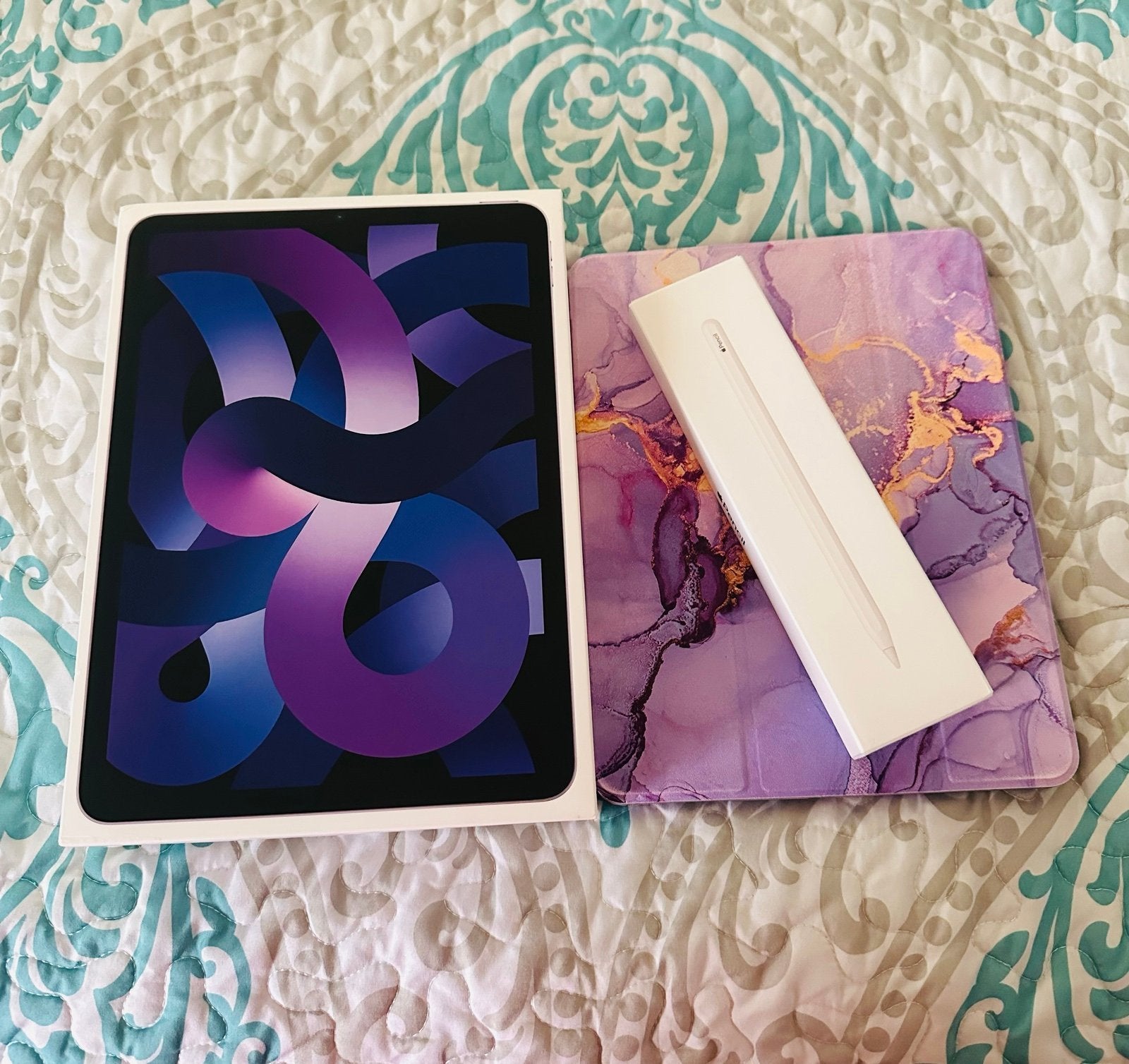 Apple iPad Air 5th Generation 64 GB in Space Gray WIFI Bundle with Apple Pencil 8B37