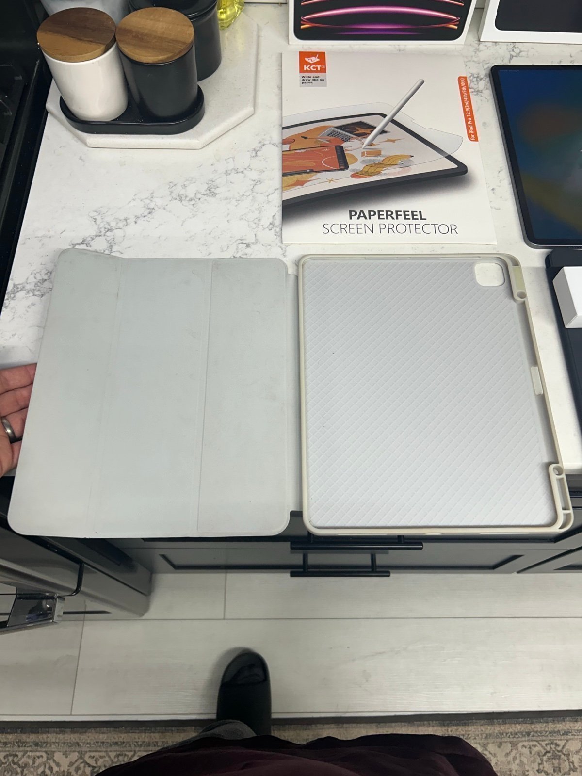 iPad Pro w/ Apple Pencil & Smart Folio Case Bundle (GREAT CONDITION!) 5S76