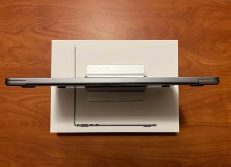 M2 MacBook Air 13 in 256gb 16gb Ram 8L83