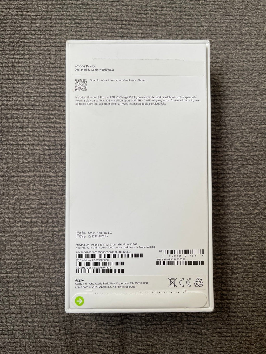 Apple iPhone 15 Pro + Phone Case 7U79