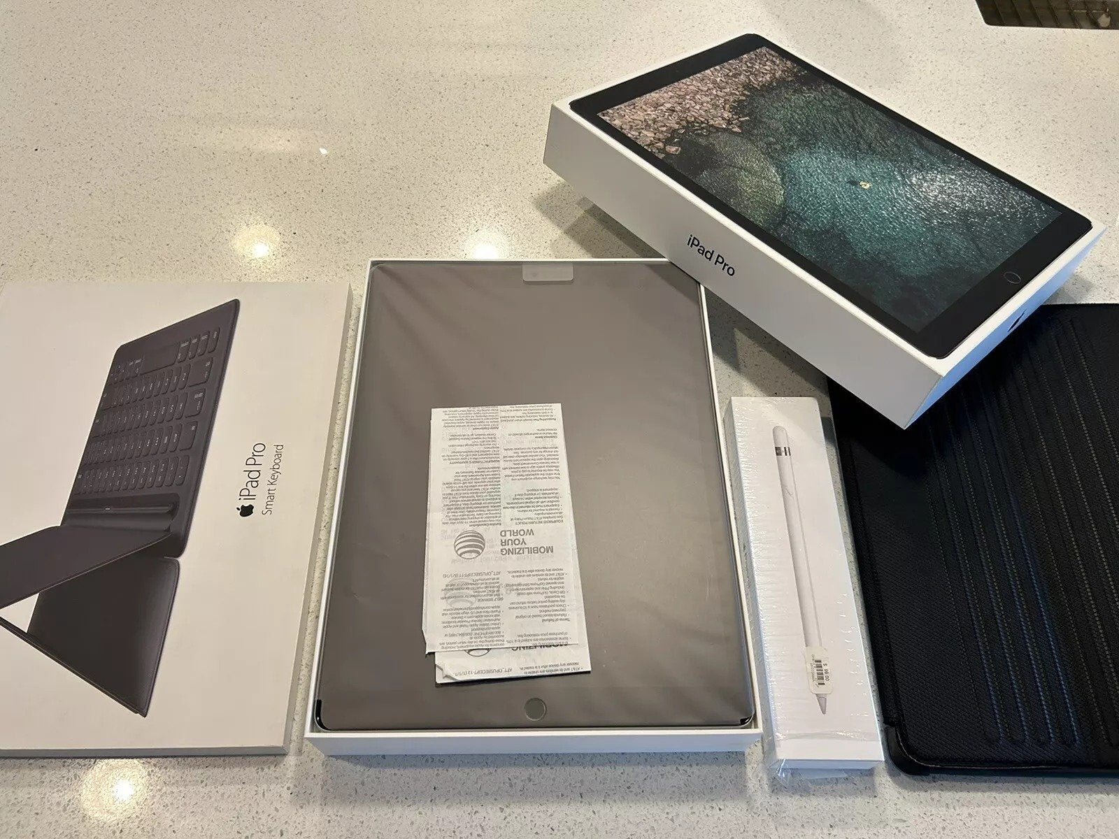 Apple iPad Pro 12.9�?Wifi + Cellular 256GB Space Gray Unlocked Apple Keyboard 3G51