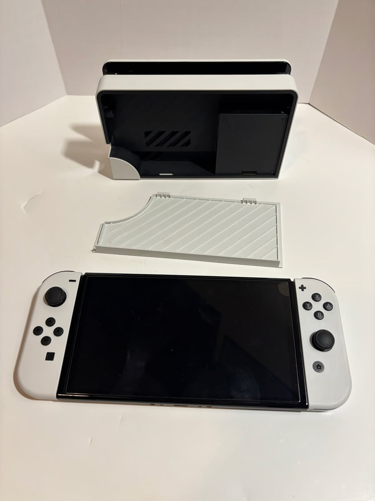 Nintendo Switch OLED HEG-001 Portable/Handheld Gaming Console (BUNDLE) 8T17