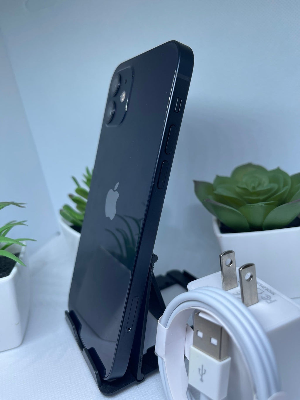 Apple iPhone 12 64 GB in Black Unlocked Mint Condition Any Carrier Any Country 2E59