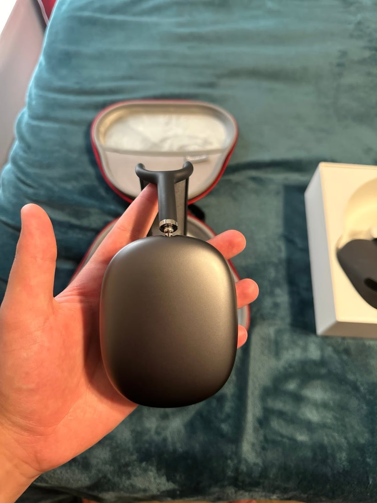 AirPods Max and travel charging case 5Q28