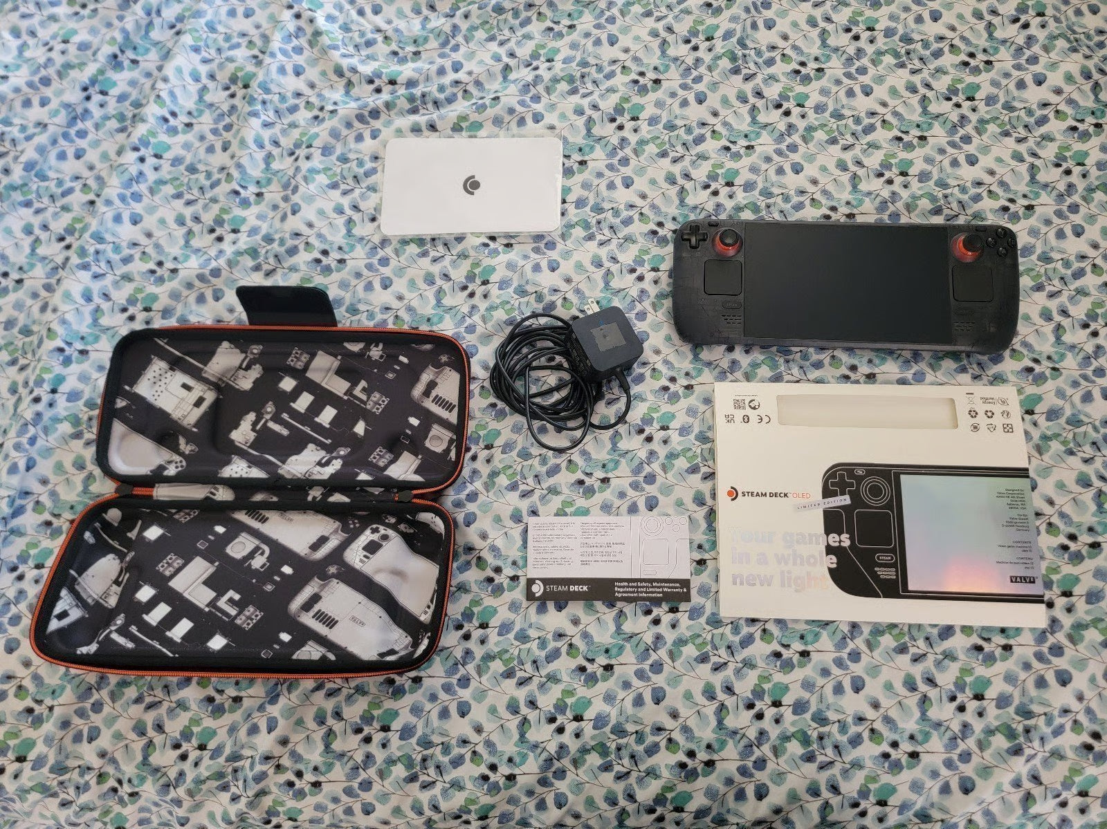 Steam Deck OLED Limited Edition 1TB with Valve Steam Deck Docking Station 9Q52