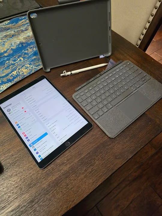 iPad Pro 10.5 with Logi Keyboard Case and Apple Pencil 2J28