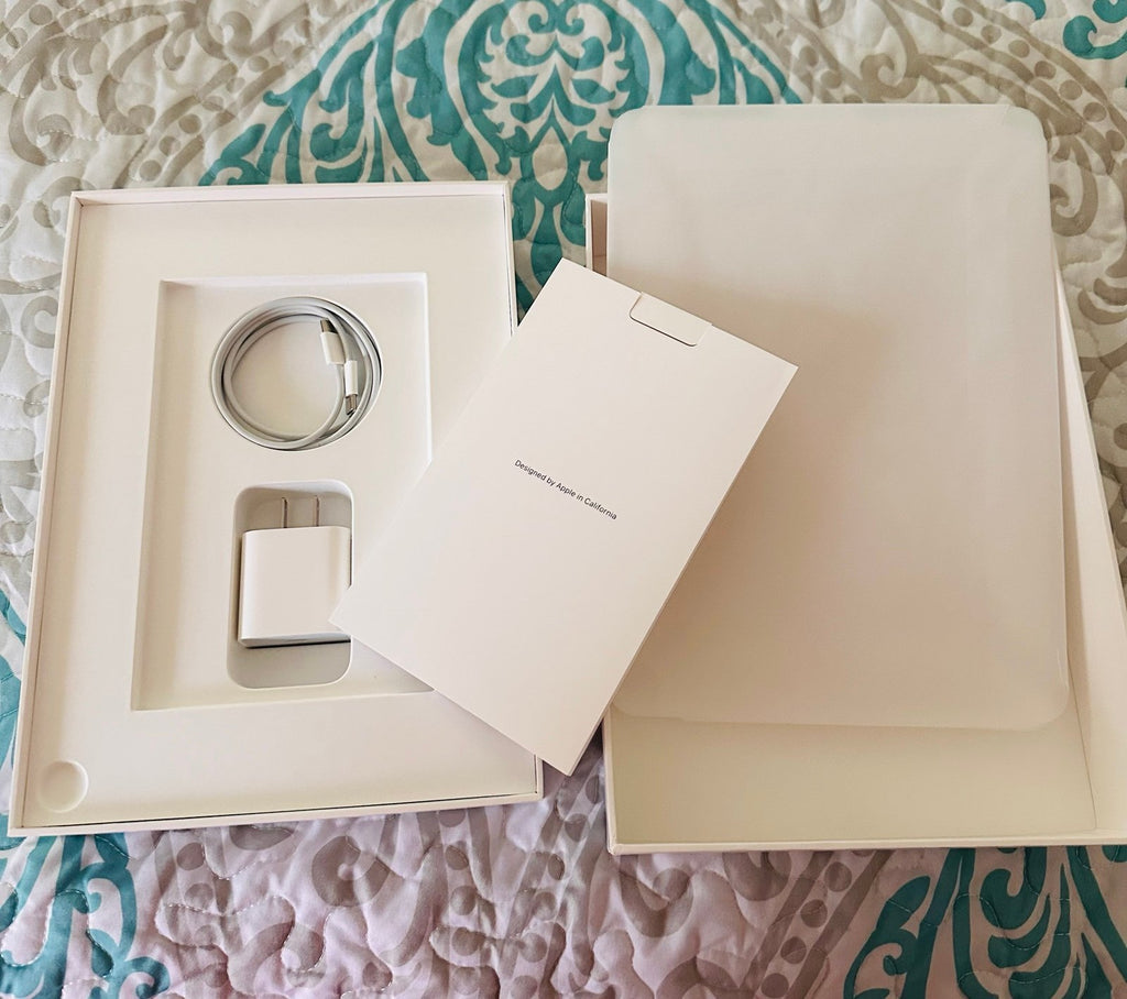 Apple iPad Air 5th Generation 64 GB in Space Gray WIFI Bundle with Apple Pencil 8B37