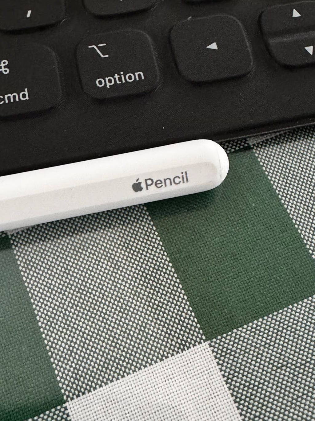 M1 MacBook Pro and 2nd Gen IPad Pro with Apple Folio keyboard & Apple Pencil 2 5D62