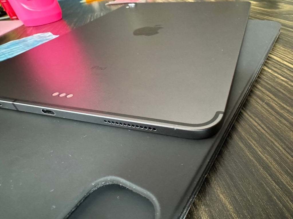 iPad Pro 3rd Generation 11�?(2018) 256gb WiFi + Cellular and Magic Trackpad Case 1V52