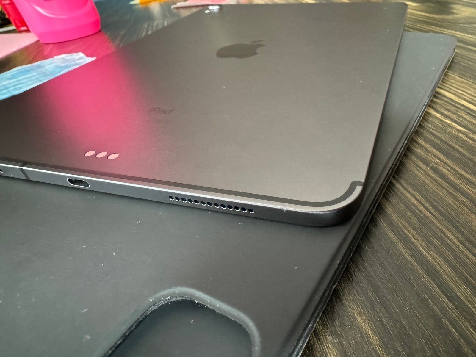 iPad Pro 3rd Generation 11�?(2018) 256gb WiFi + Cellular and Magic Trackpad Case 1V52