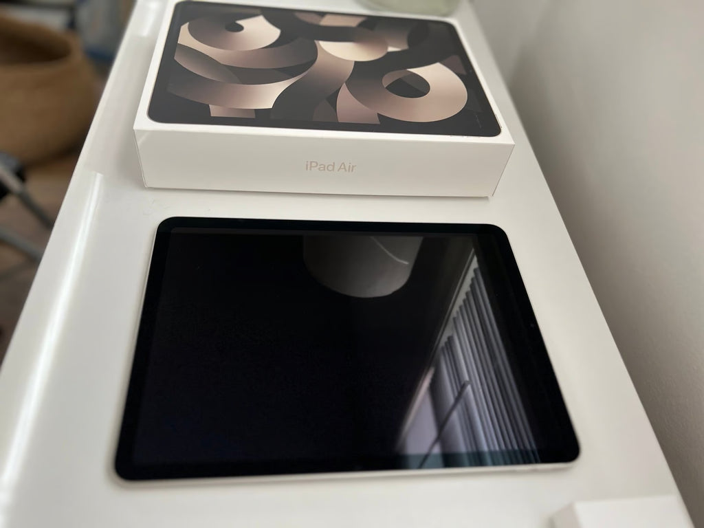 Apple iPad Air 5th Generation 64 GB in Starlight + Apple Pencil 8O99