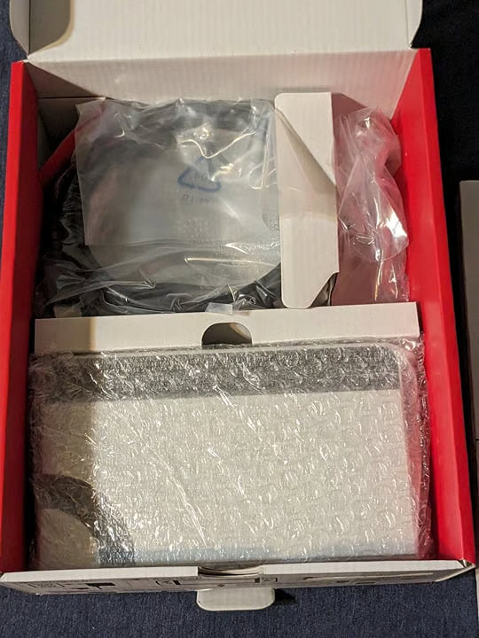 Nintendo Switch OLED White - Excellent condition 6S36