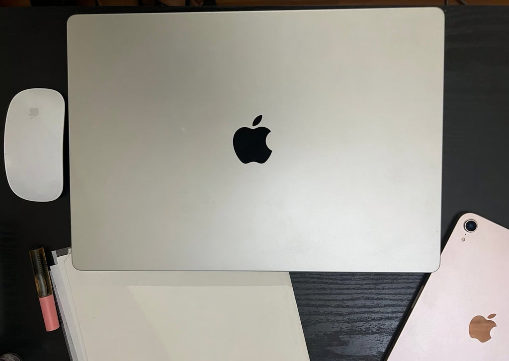 NEW Macbook Pro 16 inch + Apple care 2025 9H39
