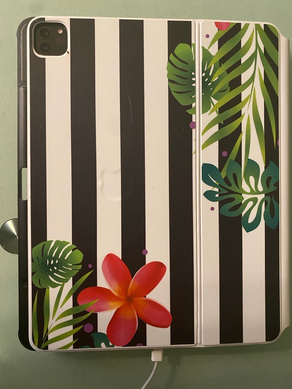 Apple iPad Pro 5th Generation 128 GB 12.9�?5G & bundled with extras 7Q21