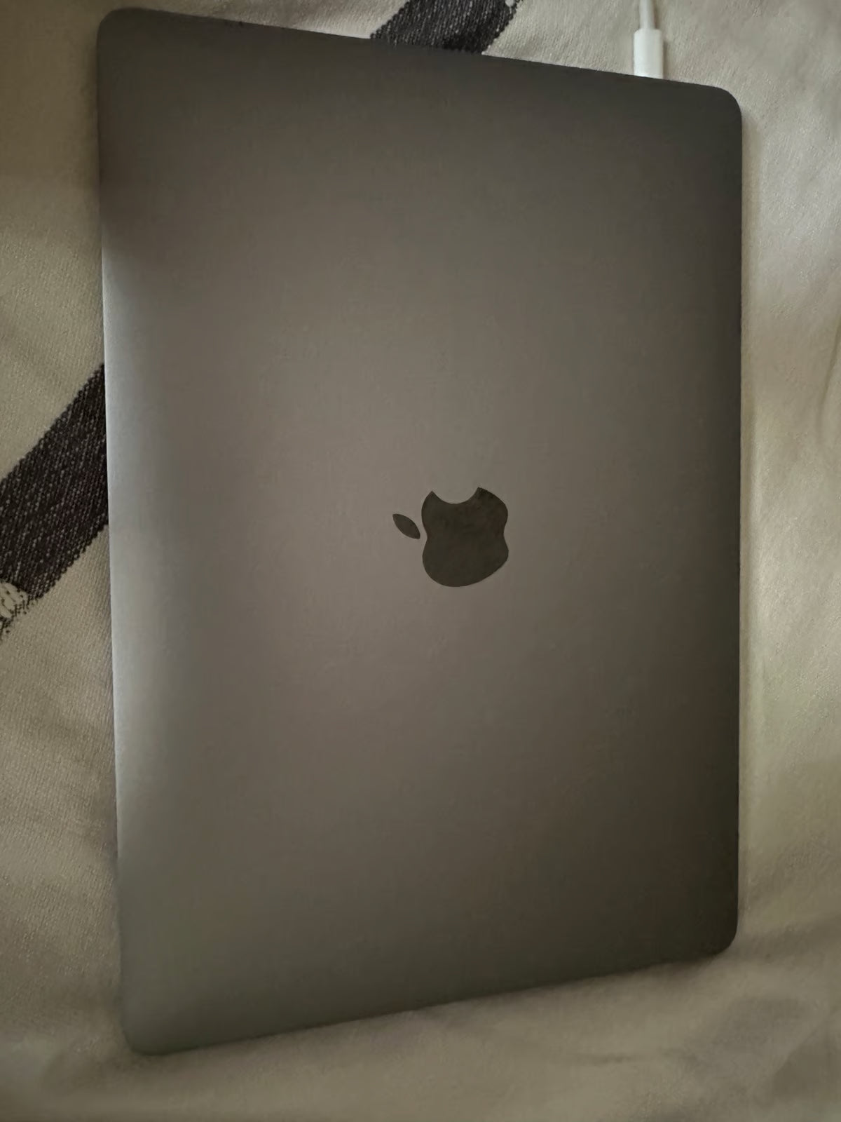 Apple Macbook Pro A1989 13in. Core i5 2.3 GHz  256GB SSD 1W79