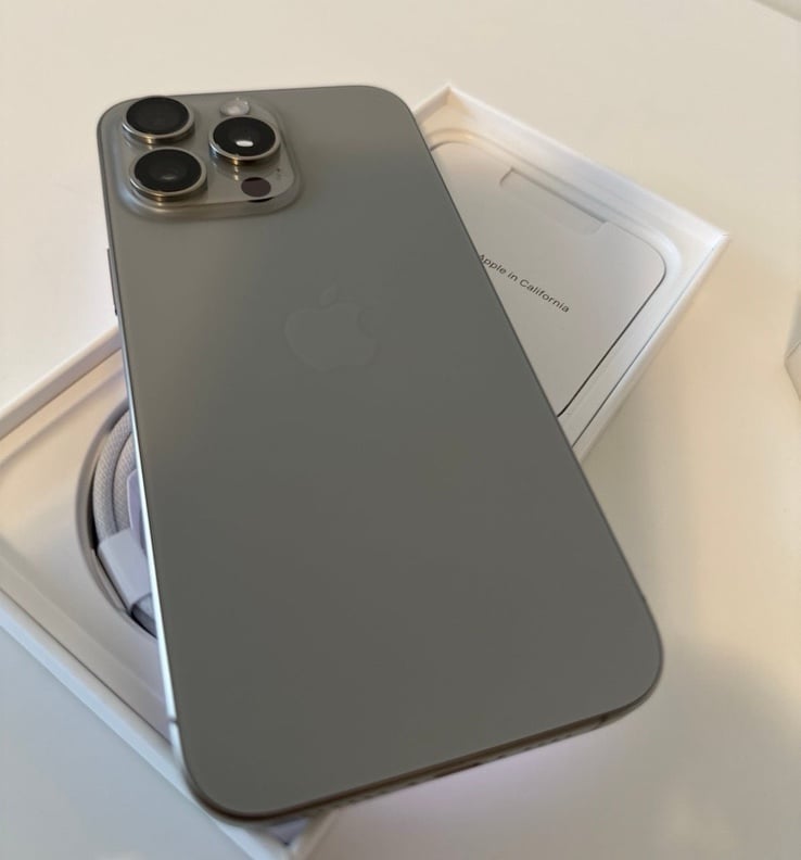 iPhone 15 Pro Max (T-Mobile) and MagSafe Case 2W78