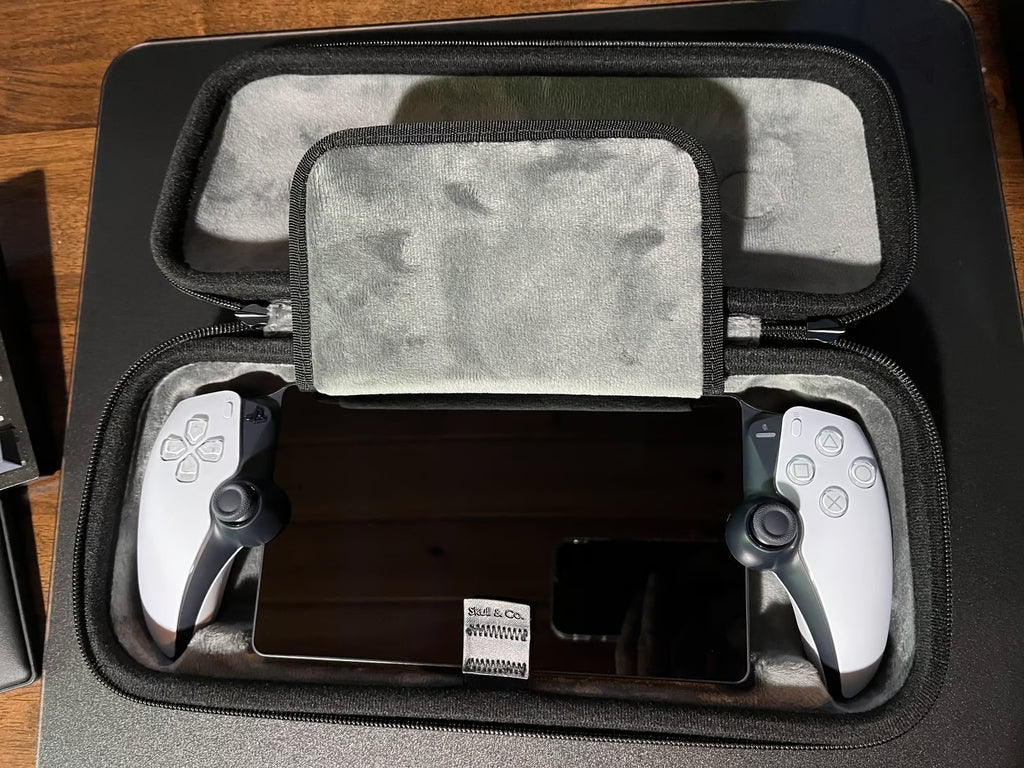 PlayStation Portal with case and earbuds 2T83