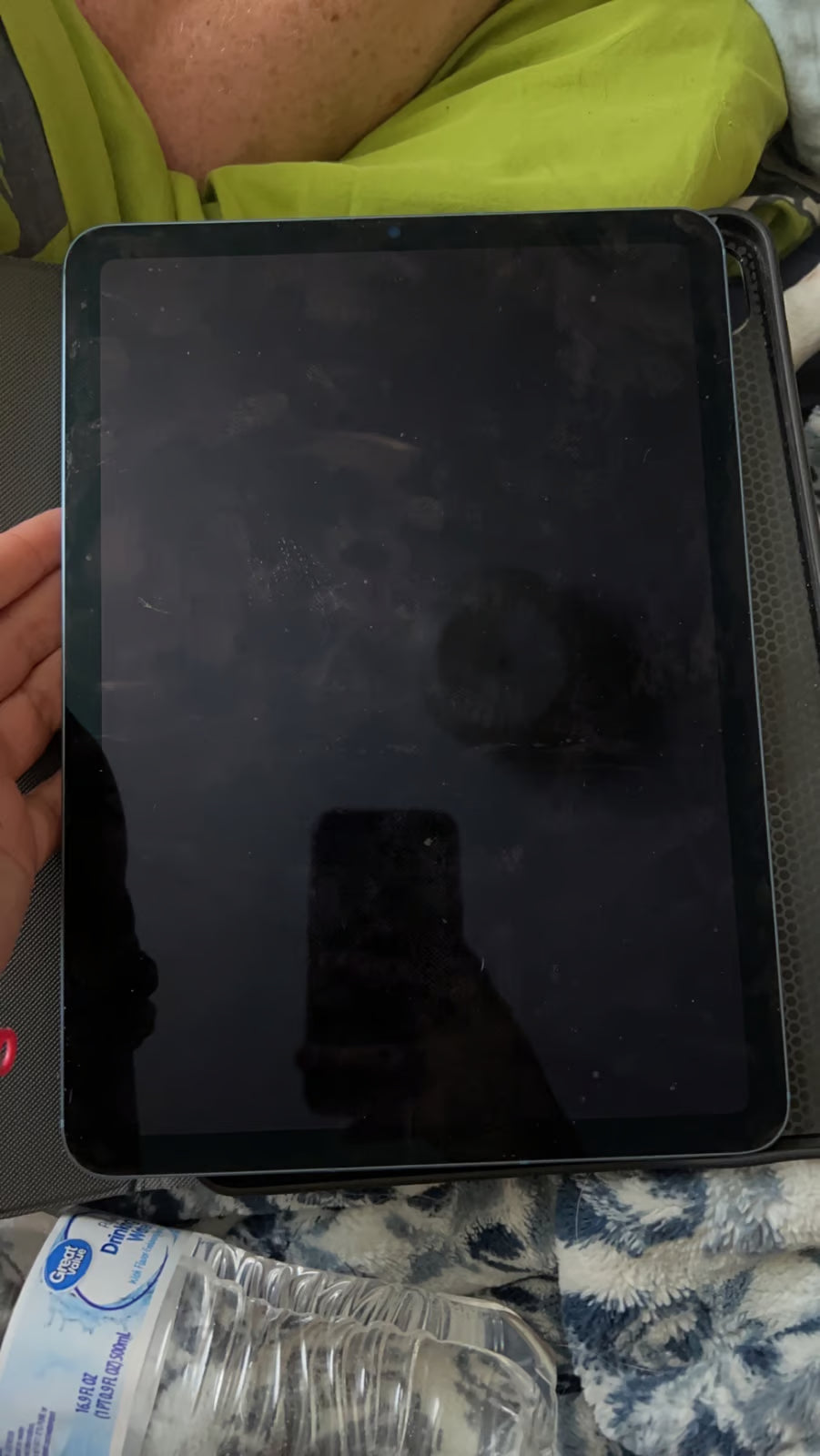 Apple iPad Air 5th Generation 64 GB in Sky Blue 8F15